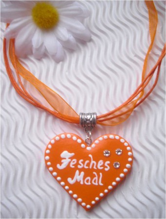 *ZU HABEN* Fimoherz orange "Fesches Madl mit Swarovskisteinchen"